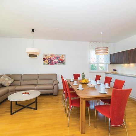 1 Bedroom Stunning Apartment In Kastel Gomilica Kastela Dış mekan fotoğraf