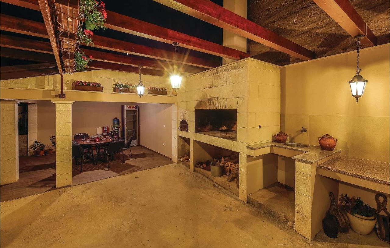 1 Bedroom Stunning Apartment In Kastel Gomilica Kastela Dış mekan fotoğraf