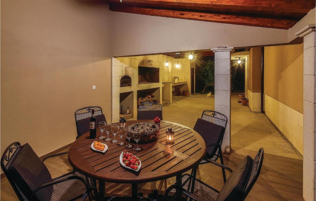 1 Bedroom Stunning Apartment In Kastel Gomilica Kastela Dış mekan fotoğraf